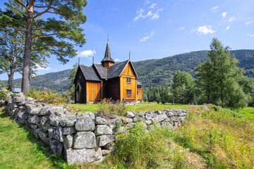 alte schöne stabkirche von nore in einer herrlichen landschaft
