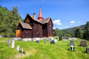alte Stabkirche mit rotem Turm 