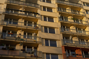 Obraz premium A modern residential building design that showcases multiple balconies and large expansive windows
