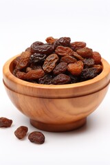 Obraz premium Close-up of a wooden bowl filled with plump, golden raisins.
