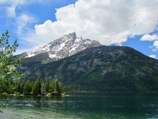 Grand Teton National Park in Wyoming, USA mountain view with a lake in the foreground.