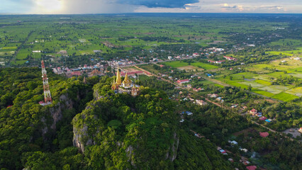 Obraz premium A buddhist temple on top of a mountain seen from above