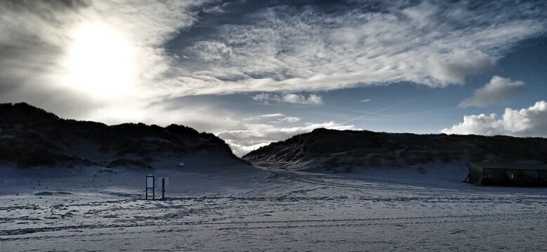 Sonnenuntergang am Strand mit Blick auf D&uuml;nen von Amrum
