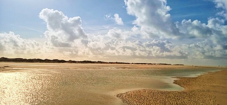 Weiter Strand bei Ebbe mit Blick auf K&uuml;stenlandschaft