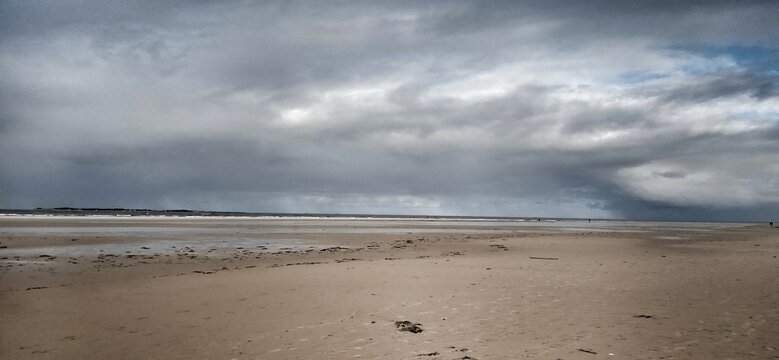 Der Strand bei Ebbe unter bew&ouml;lktem Himmel