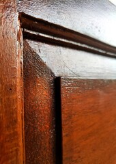 close-up of the varnished wood surface. The door is made of Borneo wood which has gone through a detailed processing process, making it solid wood because the grain and texture are visible.