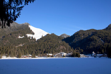 Spitzingsee. in den bayerischen Alpen im Winter 