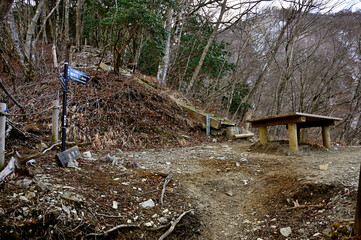 丹沢の檜洞丸　つつじ新道の展望園地の休憩所
