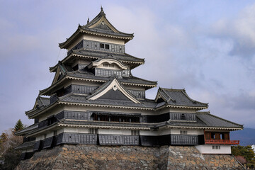 日本周遊　粉雪舞い散る松本城