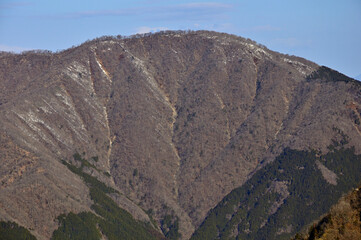 丹沢の檜洞丸より　朝日を浴びる山梨百名山の大室山
