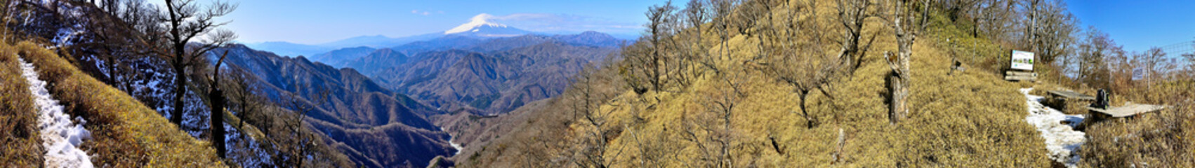 丹沢の熊笹ノ峰　ヤタ尾根出合のパノラマ写真　富士山を望む尾根道
