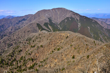山梨百名山の大室山と丹沢主稜の縦走路　西丹沢の大笄より望む
