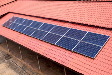 Solar panels are installed on the roof of the house to produce eletricity