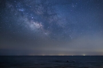 天の川の中心部分が海の上に姿を見せる
