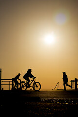 Obraz premium silhouette of a cyclist at sunset