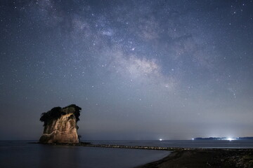 能登の見附島と天の川の近景