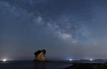 能登の見附島と天の川の遠景