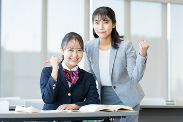 塾で勉強する女子高生　撮影協力：学校法人電波学園　東京電子専門学校
