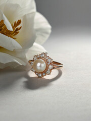 Fototapeta premium A perfect blend of gold, silver, and a vibrant white pearl.