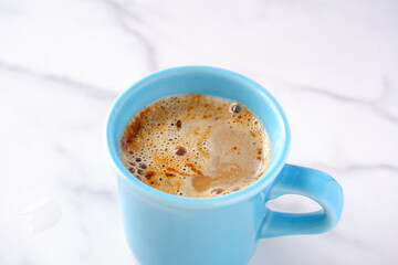 朝のひとときにぴったりのカフェ・ラテは、ミルクをたっぷり入れたコーヒー
