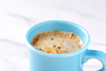 朝のひとときにぴったりのカフェ・ラテは、ミルクをたっぷり入れたコーヒー
