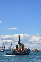 Obraz premium Small ship at sea on a sunny day