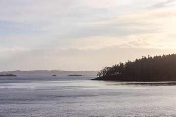 Obraz premium Scenic Coastal View of Gulf Islands at Sunset