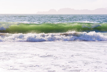 Obraz premium Amazing Waves at Baker Beach in the Pacific Ocean