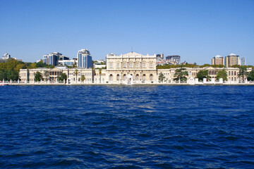 Obraz premium Dolmabahçe Palace from the Bosporus in İstanbul, Turkey