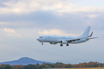 山に抱かれた空港