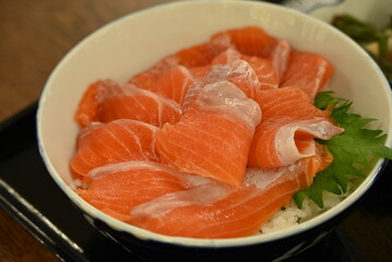 綺麗な鱒のどんぶり