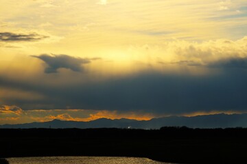 冬の河川　厳かな夕景　渡良瀬