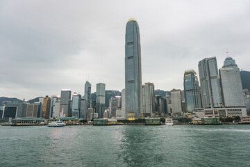 Fototapeta premium ビクトリアハーバーから見る香港島のウォーターフロント