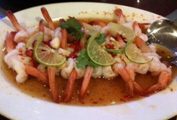 Thai spicy Steamed shrimp with lime and chili