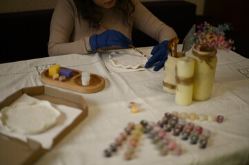 master class on painting clay plates with paints