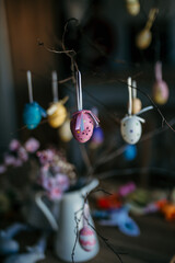 Naklejka premium Easter egg decoration on the table.