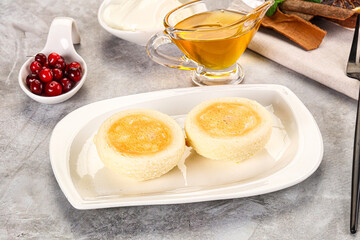 Roasted cheesecakes - Syrniki with honey