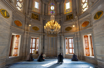Obraz premium A beautiful view of the Nuruosmaniye Camii, the mosque near the Grand Bazaar in Istanbul, Turkey