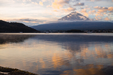 Fototapeta premium One of the best sunrise spots on Lake Kawaguchiko, with a clear view of Mt. Fuji in the background in the autumn, Japan