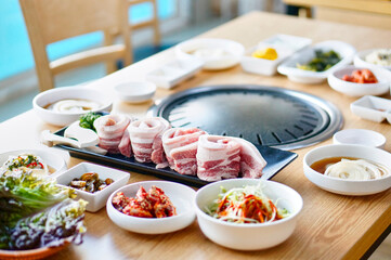 식탁 위에 삼겹살을 굽기 위에 놓여 있는 모습