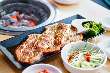 식탁 위에 놓여 있는 돼지 양념갈비 모습