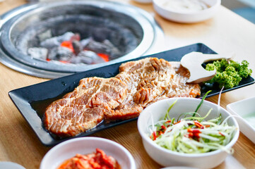 식탁 위에 놓여 있는 돼지 양념갈비 모습