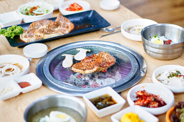 숯불에 양념 갈비를 굽고 있는 모습