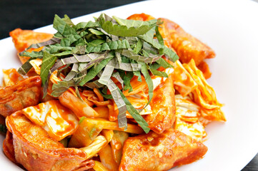 양념 튀김 만두가 식탁 위에 놓여 있는 모습