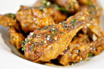 양념 간강 치킨이 식탁 위에 놓여 있는 모습