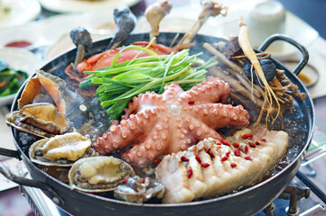 해물탕이 식탁 위에 놓여 있는 모습