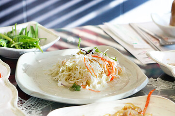 한식 반찬이 식탁 위에 놓여 있는 모습