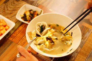 만두국을 먹고 있는 모습