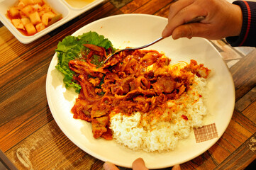 제육덮밥을 맛있게 먹고 있는 모습