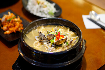 바지락 칼국수가 식탁 위에 놓여 있는 모습